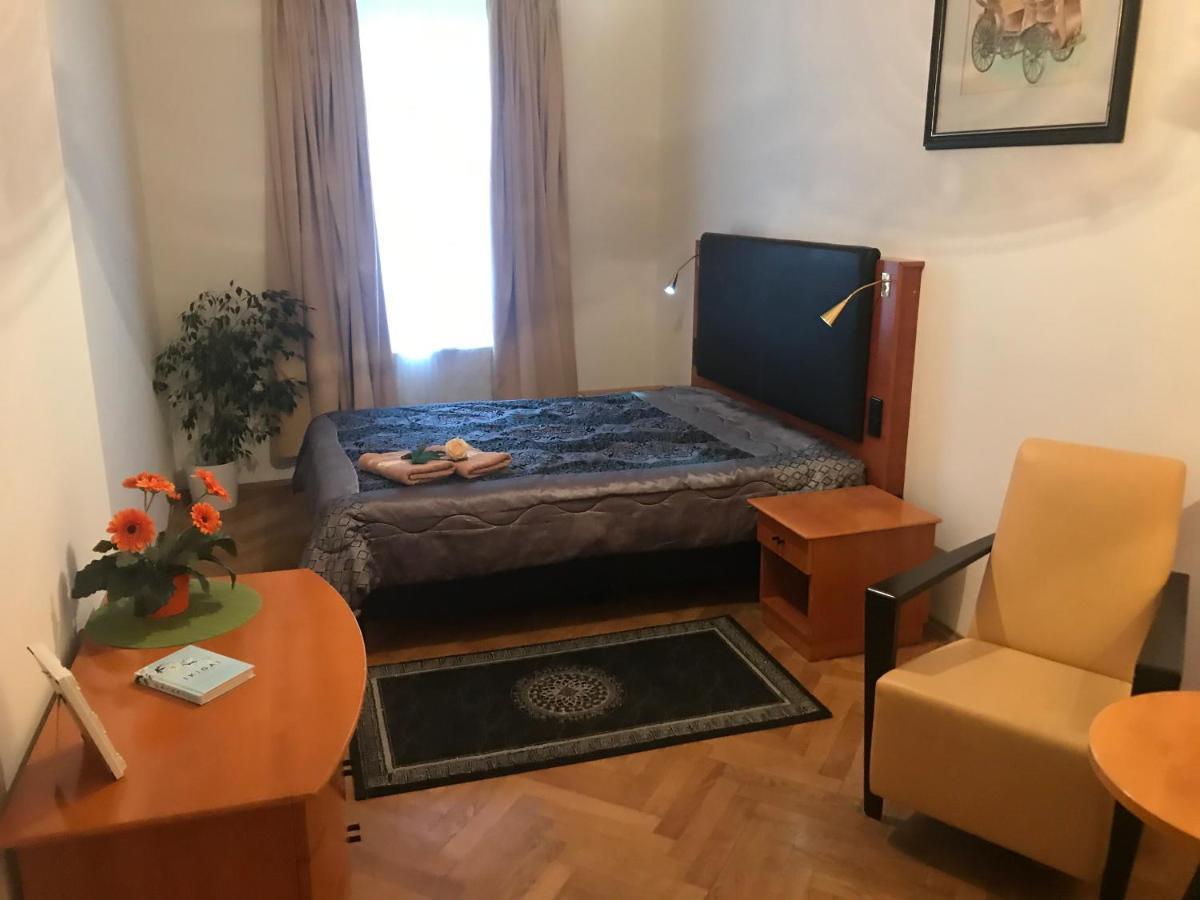 All Seasons Hostel Прага Екстер'єр фото